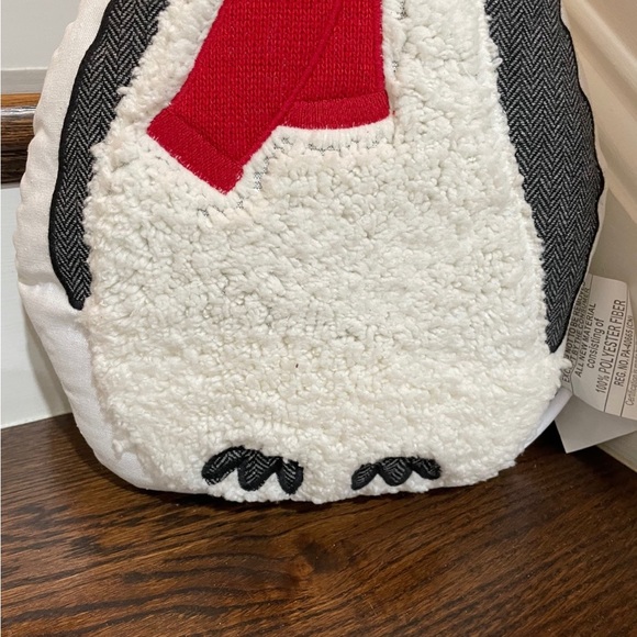 NOVOGRATZ PENGUIN CHRISTMAS THROW PILLOW ‼️‼️ LAST ONE - Picture 4 of 5